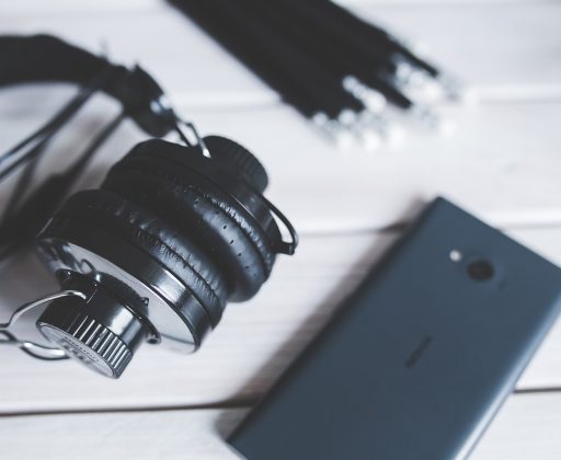 headphones-791163_1280